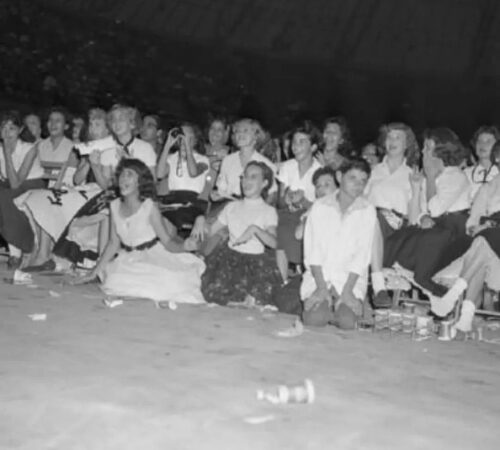 Fans feiern ihr Idol am 14. Oktober 1956 im Bexar County Coliseum, San Antonio, Texas