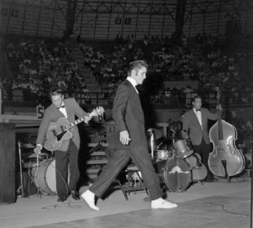 14. Oktober 1956, Bexar County Coliseum, San Antonio, Texas (mit Gittarist Scotty Moore und Bassist Bill Black)
