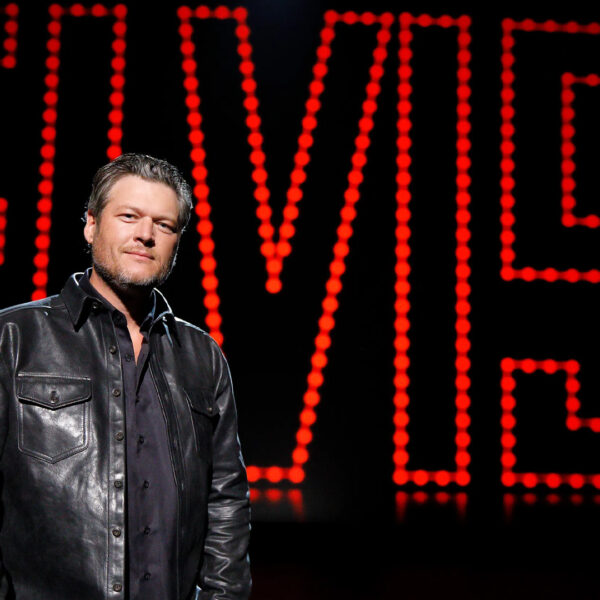 Country-Star Blake Shelton vor dem legendären "Elvis" Schriftzug des 68 Comeback Specials