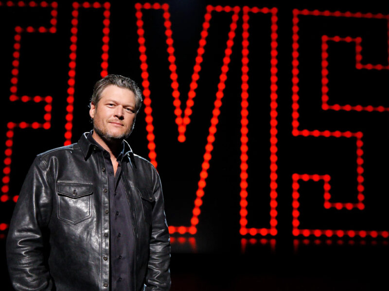 Country-Star Blake Shelton vor dem legendären "Elvis" Schriftzug des 68 Comeback Specials