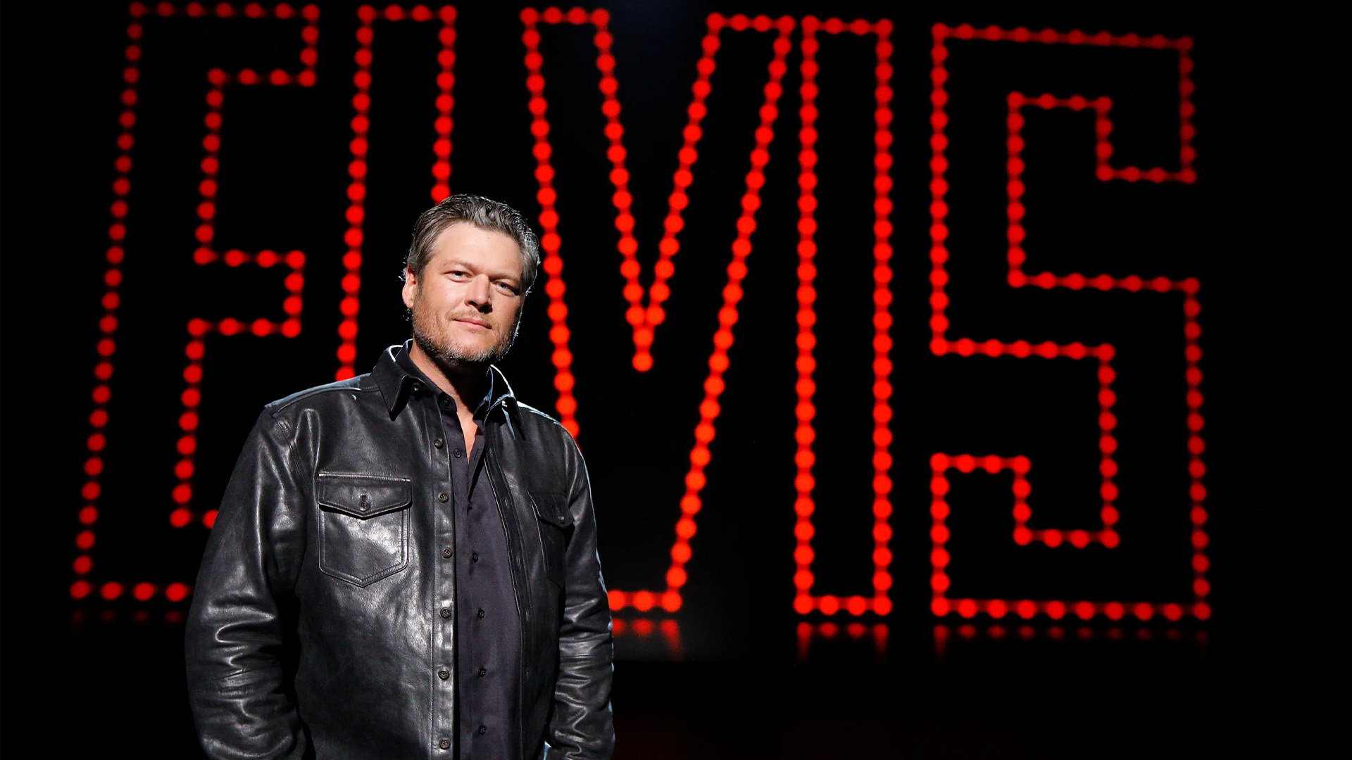 Country-Star Blake Shelton vor dem legendären "Elvis" Schriftzug des 68 Comeback Specials