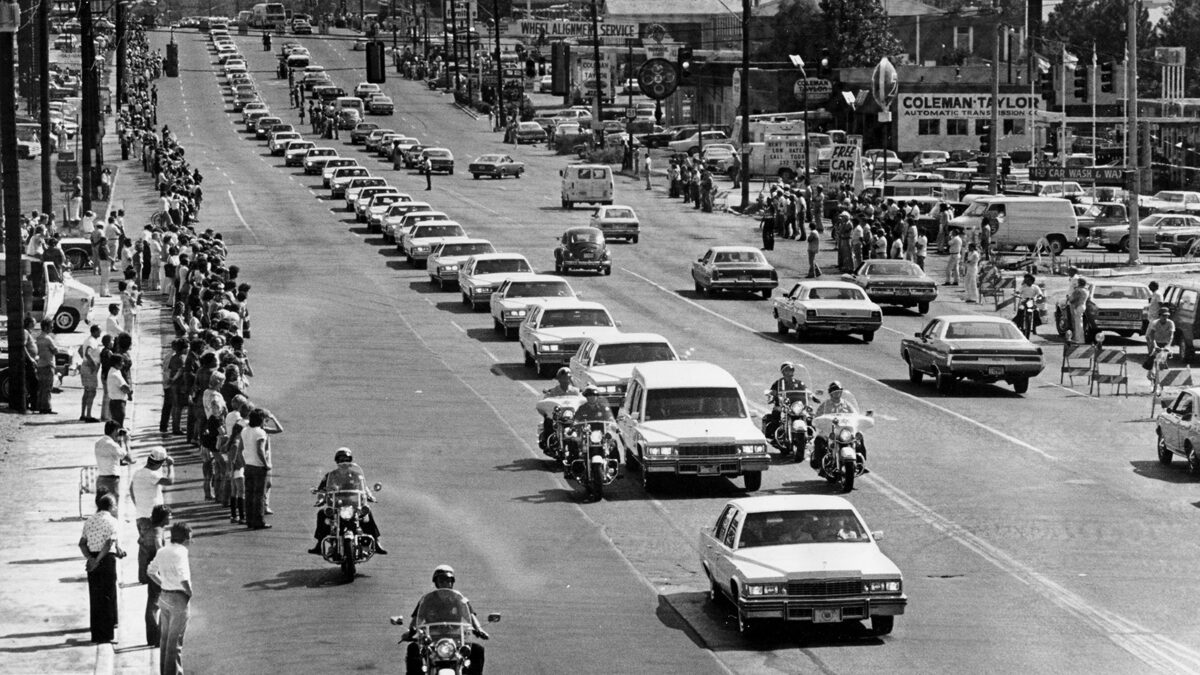 Am 18. August 1977 wird Elvis Leichnam von weißen Cadillacs zum Forrest Hill Friedhof gebracht