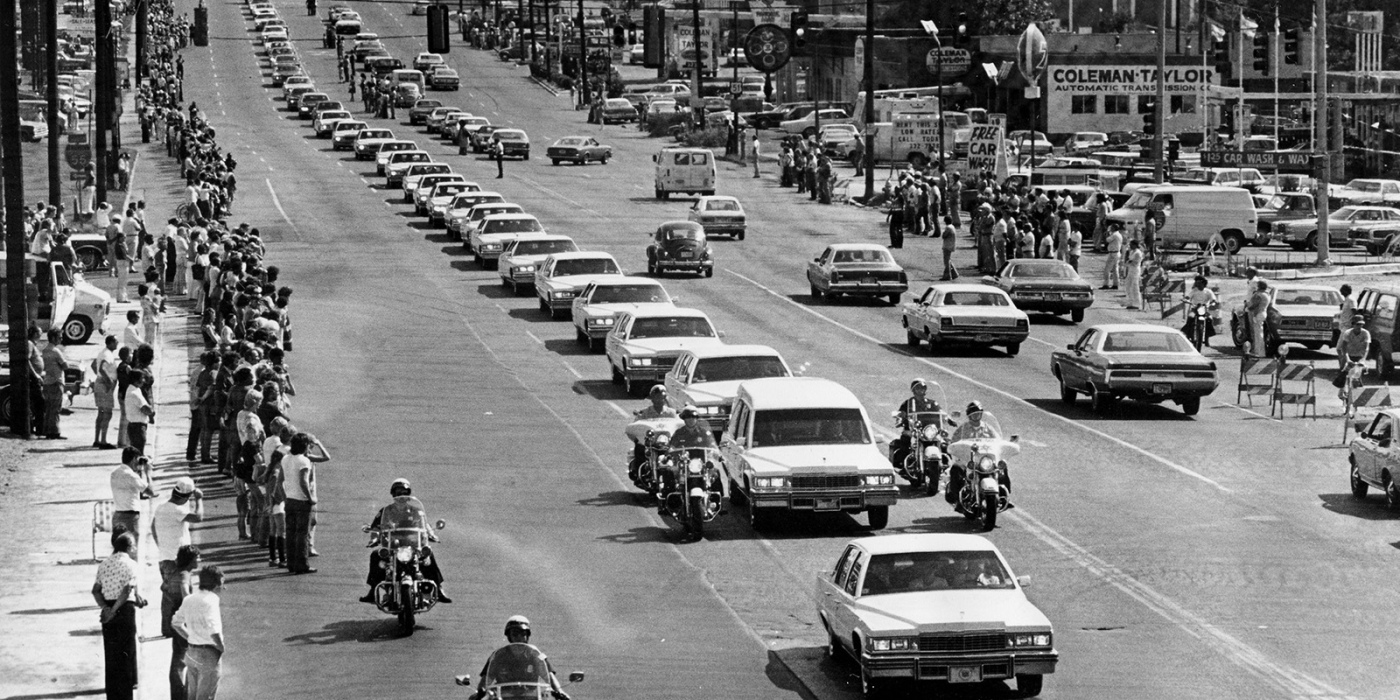 Am 18. August 1977 wird Elvis Leichnam von weißen Cadillacs zum Forrest Hill Friedhof gebracht