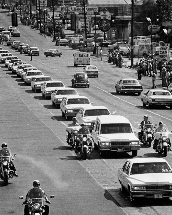 Am 18. August 1977 wird Elvis Leichnam von weißen Cadillacs zum Forrest Hill Friedhof gebracht