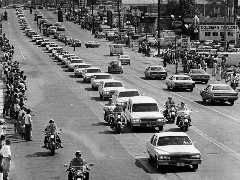 Am 18. August 1977 wird Elvis Leichnam von weißen Cadillacs zum Forrest Hill Friedhof gebracht