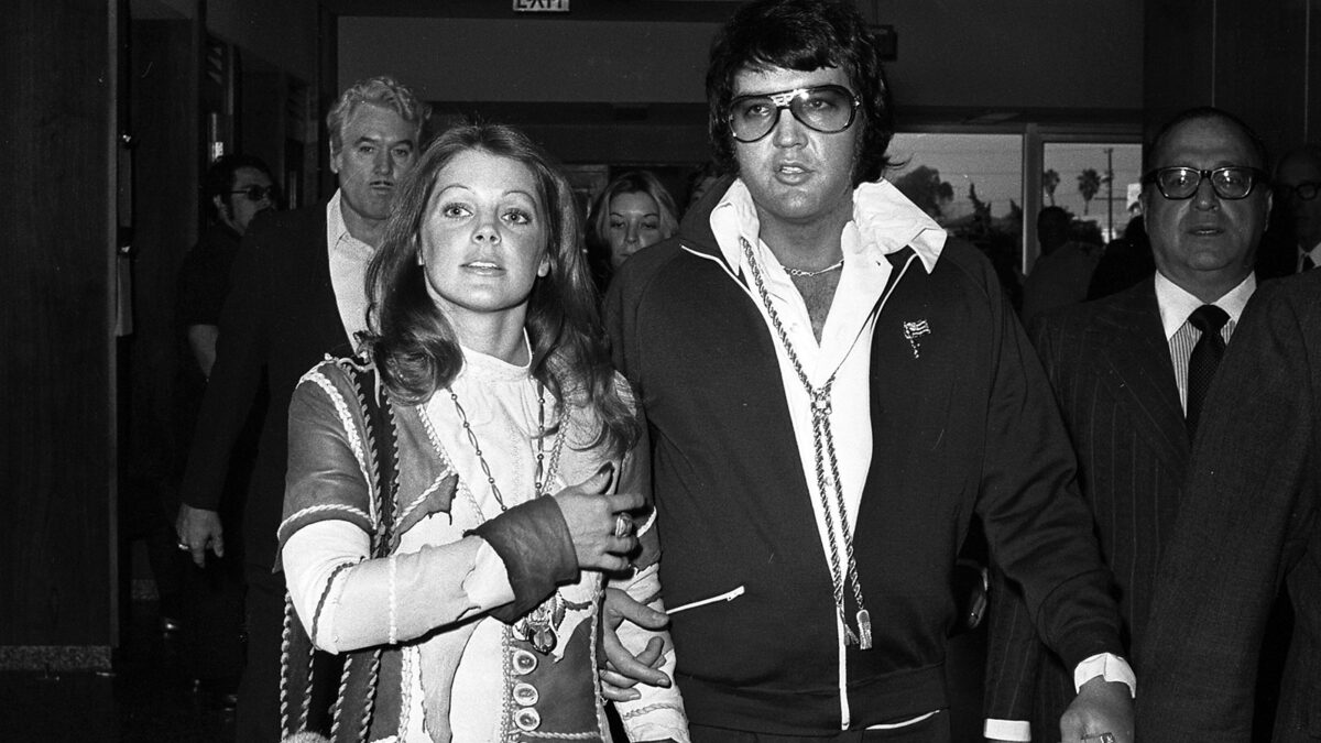 Elvis und Priscilla Presley verlassen den Gerichtssaal in Santa Monica, Kalifornien am 09. Oktober 1973, nachdem ihre Scheidung abgeschlossen ist