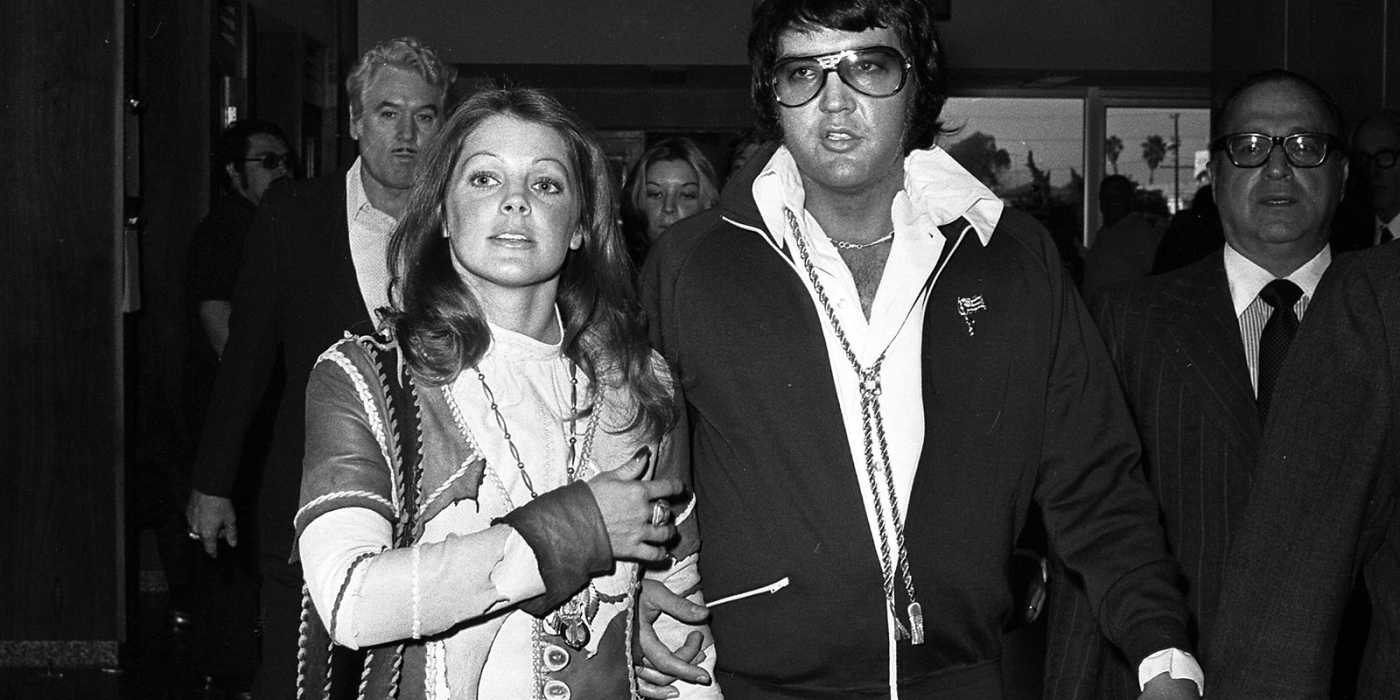 Elvis und Priscilla Presley verlassen den Gerichtssaal in Santa Monica, Kalifornien am 09. Oktober 1973, nachdem ihre Scheidung abgeschlossen ist