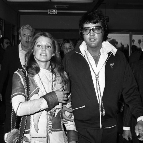 Elvis und Priscilla Presley verlassen den Gerichtssaal in Santa Monica, Kalifornien am 09. Oktober 1973, nachdem ihre Scheidung abgeschlossen ist