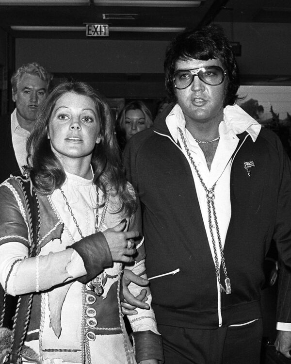 Elvis und Priscilla Presley verlassen den Gerichtssaal in Santa Monica, Kalifornien am 09. Oktober 1973, nachdem ihre Scheidung abgeschlossen ist