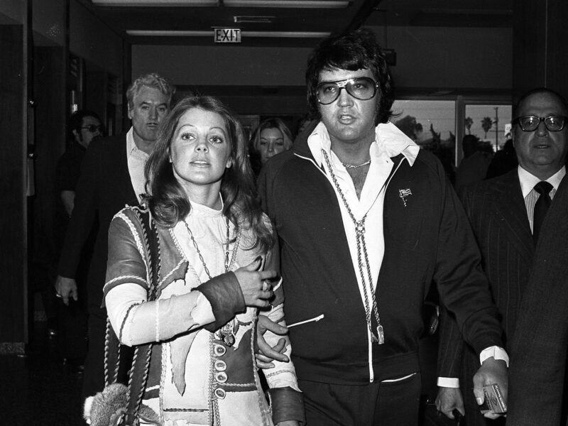 Elvis und Priscilla Presley verlassen den Gerichtssaal in Santa Monica, Kalifornien am 09. Oktober 1973, nachdem ihre Scheidung abgeschlossen ist