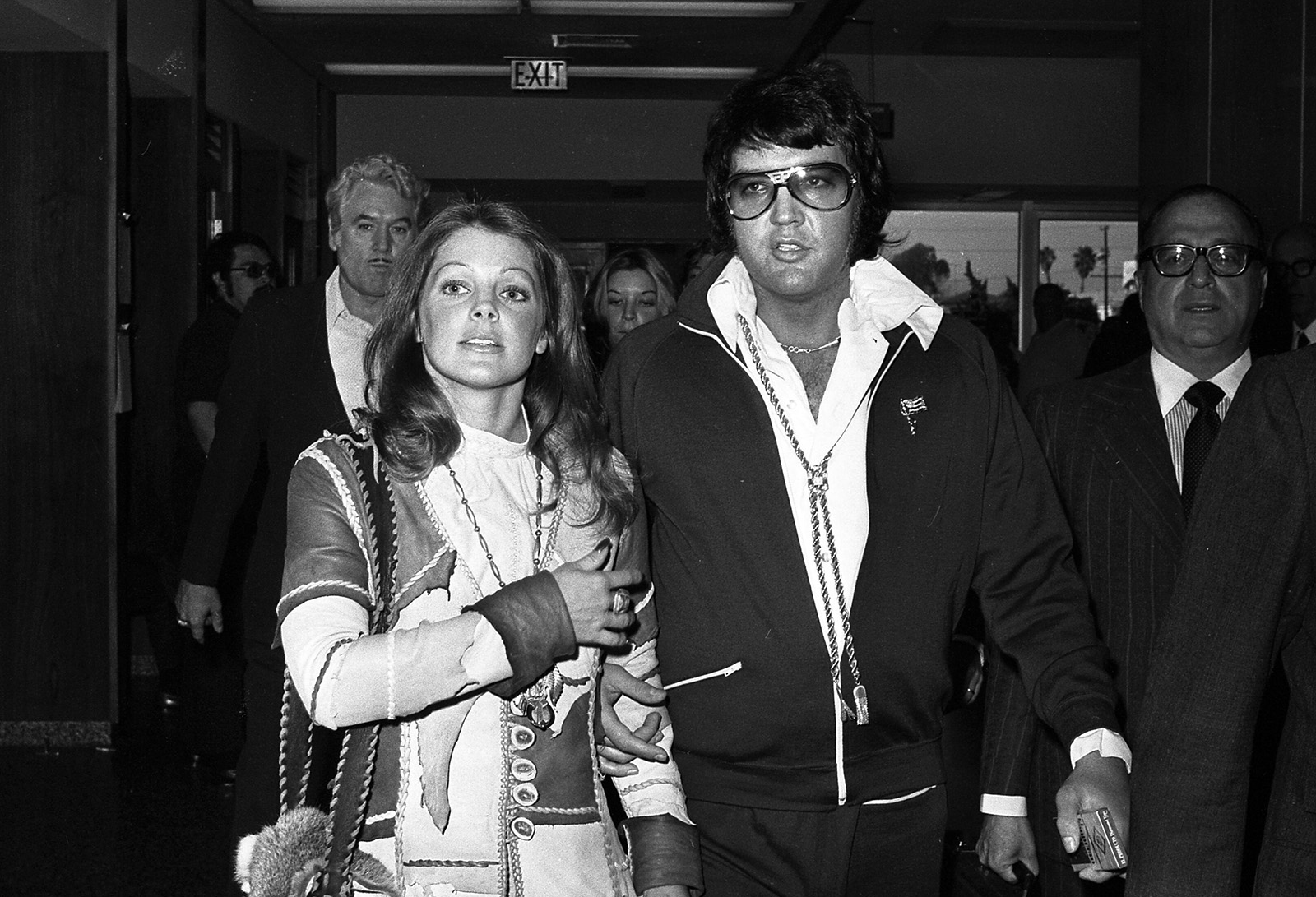 Elvis und Priscilla Presley verlassen den Gerichtssaal in Santa Monica, Kalifornien am 09. Oktober 1973, nachdem ihre Scheidung abgeschlossen ist