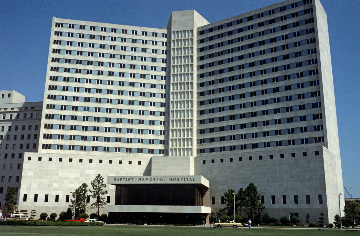 Das Baptist Memorial Hospital in Memphis am 18. August 1977, dem Tag von Elvis Presleys Beerdigung