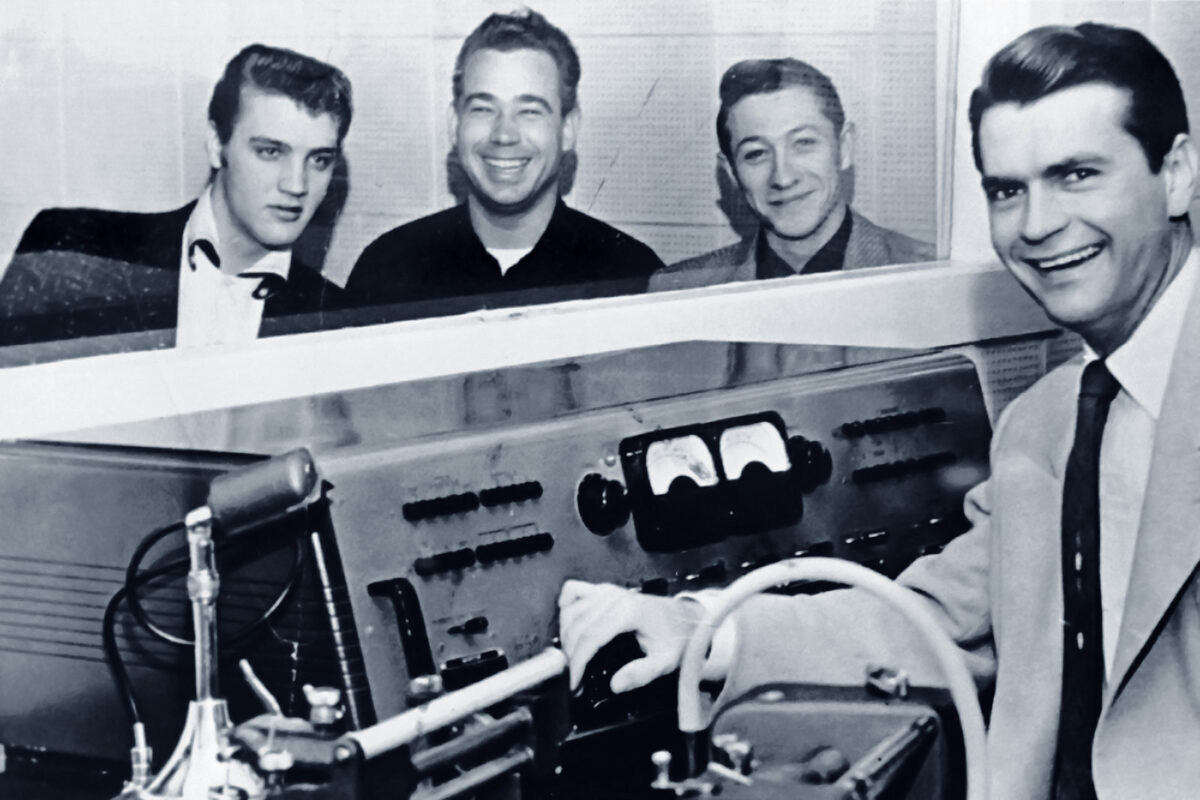 Elvis, Bill Black, Scooty Moore und Sam Phillips im Sun Studio im Jahr 1954