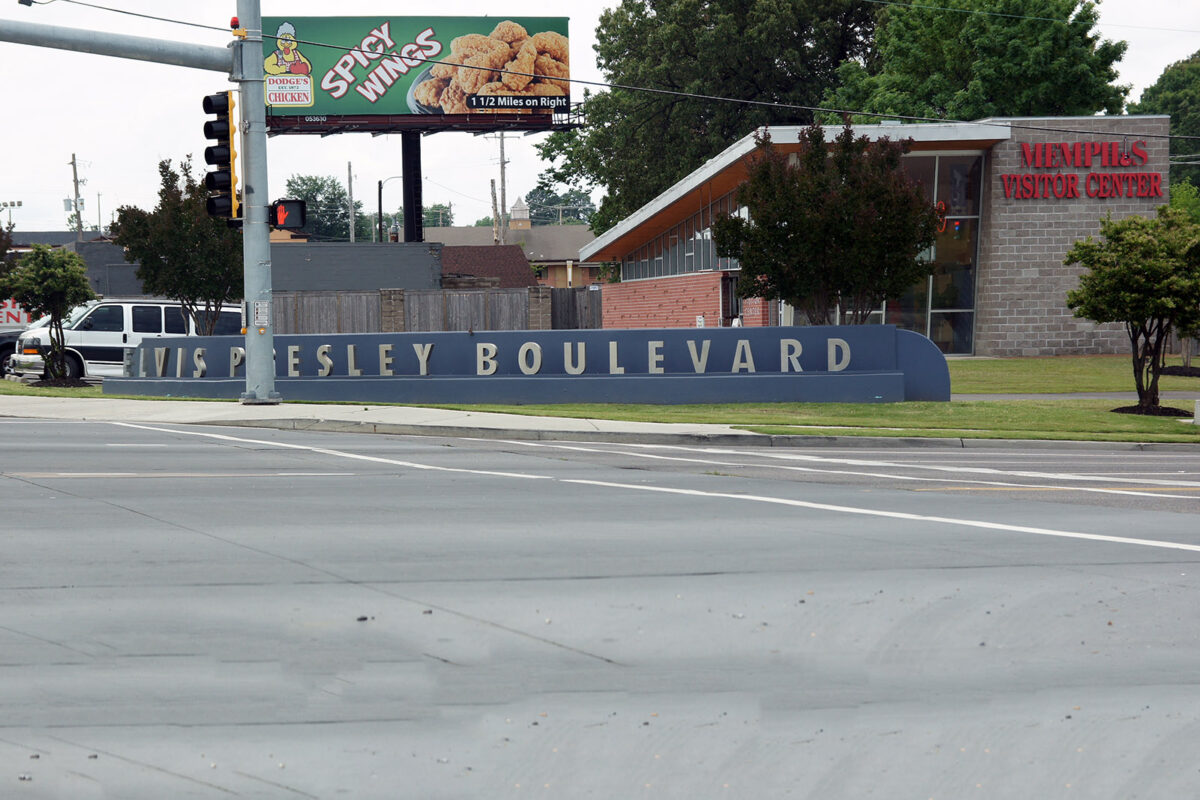 Das Memphis Visitor Information Centers  liegt direkt am Elvis Presley Boulevard (Adresse: 3205 Elvis Presley Blvd, Memphis, TN 38116)