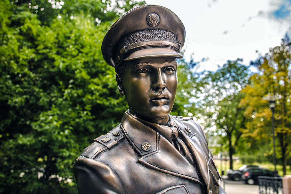 Die Elvis-Presley-Statue in Bad Nauheim wurde mit 3D-Druck-Technologie erstellt: Ein 3D-Modell aus einer Fotovorlage diente als Basis für den Bronzeguss, durchgeführt von der Glocken- und Kunstgießerei Rincker.