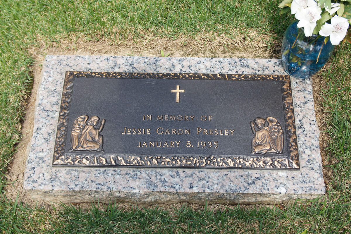 Gedenktafel an Jesse Garon Presley im Meditationsgarten von Graceland