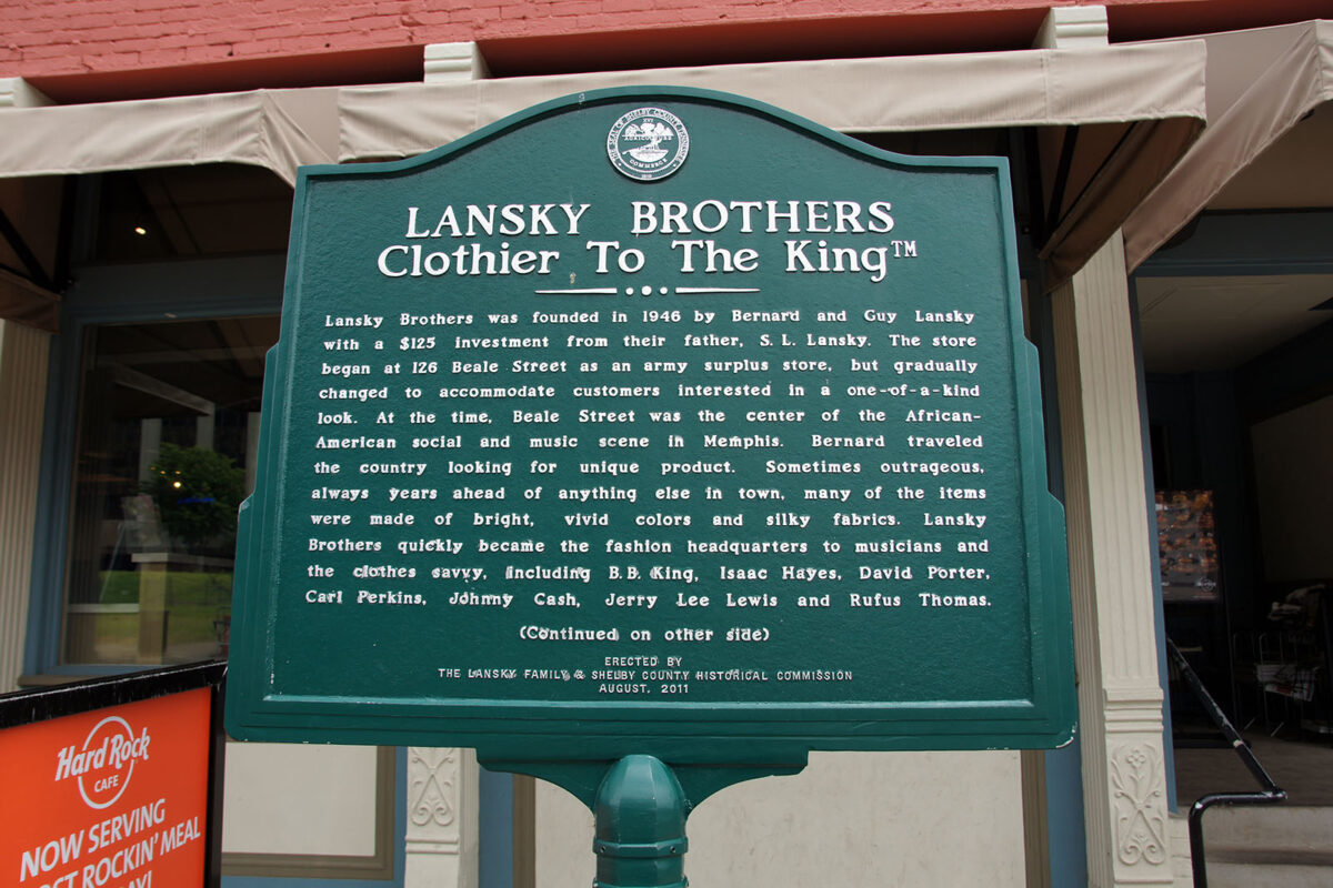 Hinweisschild vor dem Ladenlokal von Lansky Bros. in Memphis