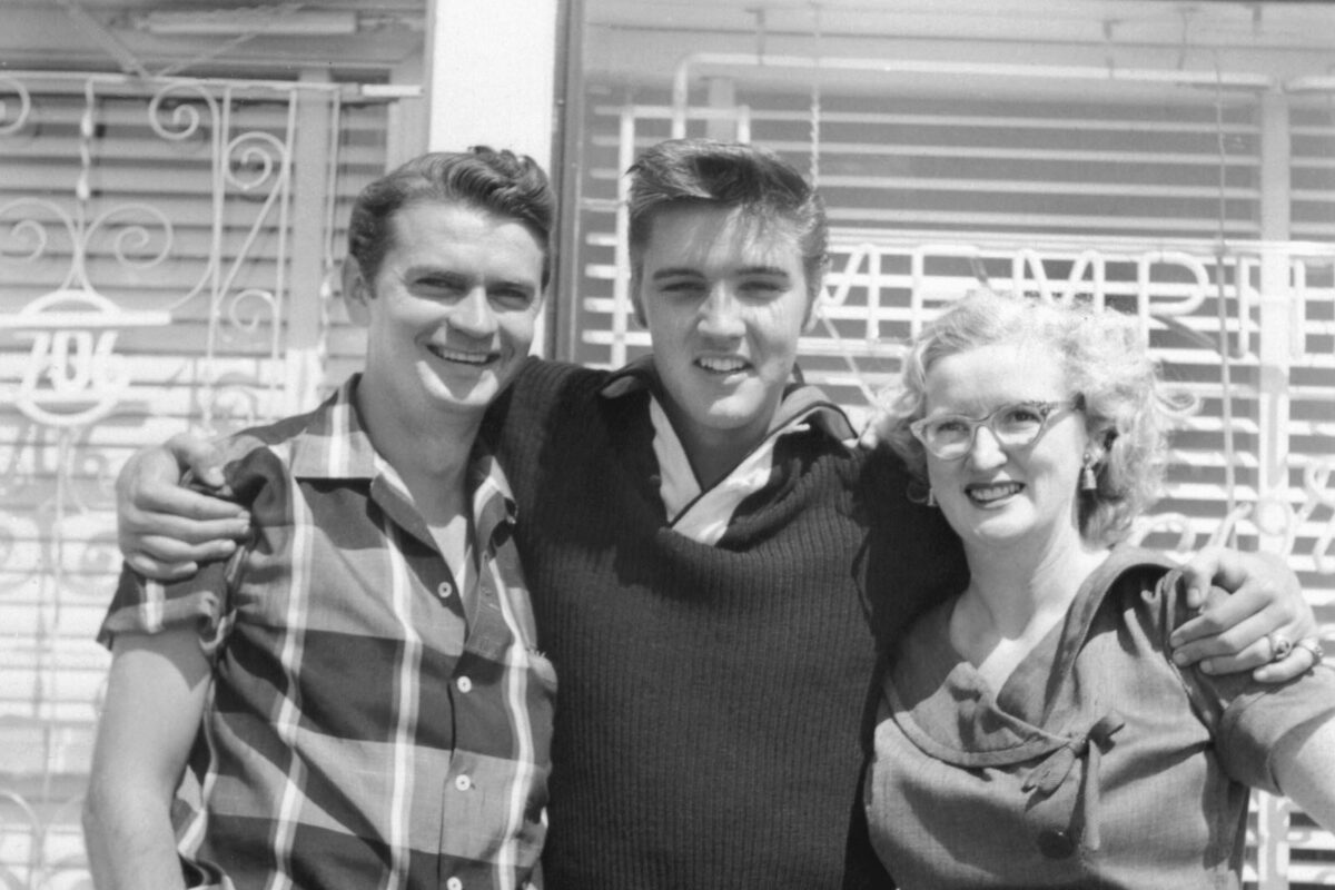 Gründer Sam Phillips, Elvis Presley und Sekretärin Marion Keisker vor dem Sun Studio 1954